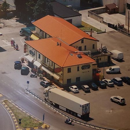 Hotel Ristorante Amalfitana Dello Exteriör bild