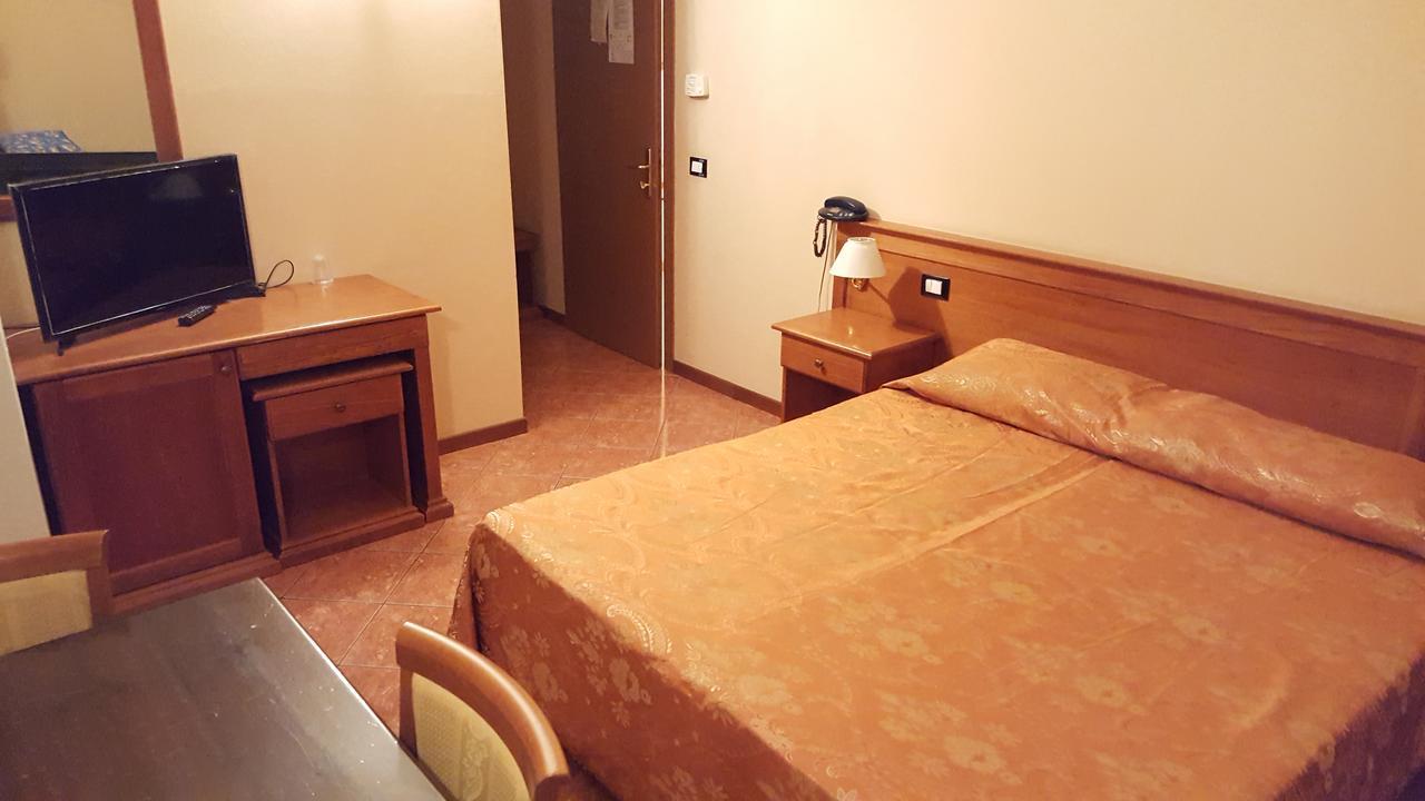 Hotel Ristorante Amalfitana Dello Exteriör bild