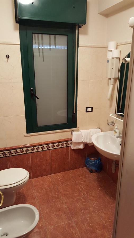 Hotel Ristorante Amalfitana Dello Exteriör bild